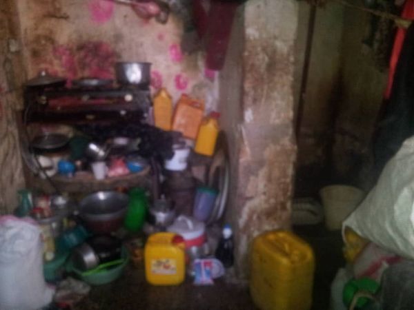 الفاقة تدفع عشرات الأسر للسكن في “دكاكين” صغيرة بصنعاء