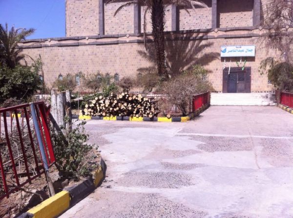 مليشيا الحوثي تحتطب أشجار الزينة في جامعة صنعاء القديمة (صورة)