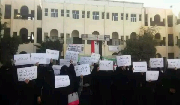معلمات يتظاهرن في صنعاء ويفضحن مسؤولا حوثيا يستلم رواتبه من الشرعية