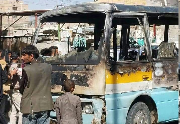 حريق يلتهم باص نقل في العاصمة صنعاء “صورة”