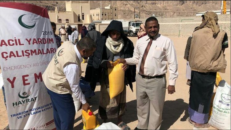 جمعية “الخيرات” التركية تقدم 500 سلة غذائية لأسر نازحة في اليمن