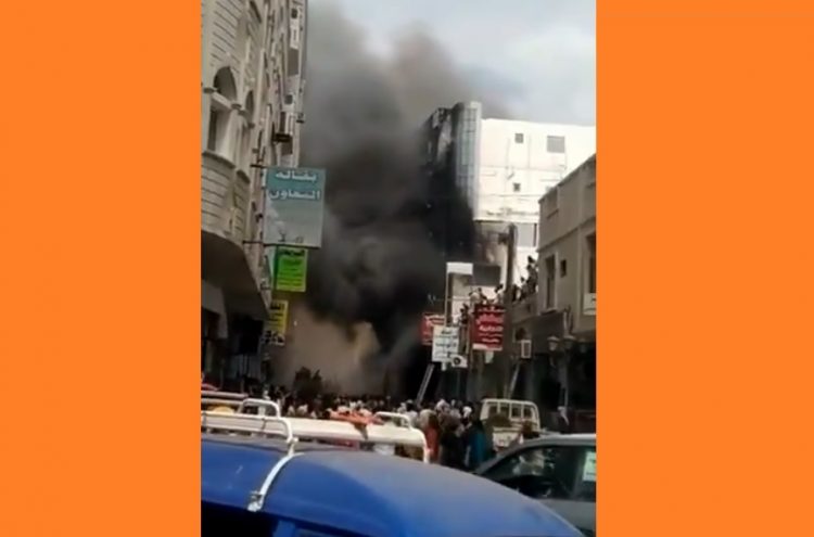 أنباء عن وقوف قيادي في الحزام الأمني خلفه.. حريق يلتهم عمارة كاملة في عدن