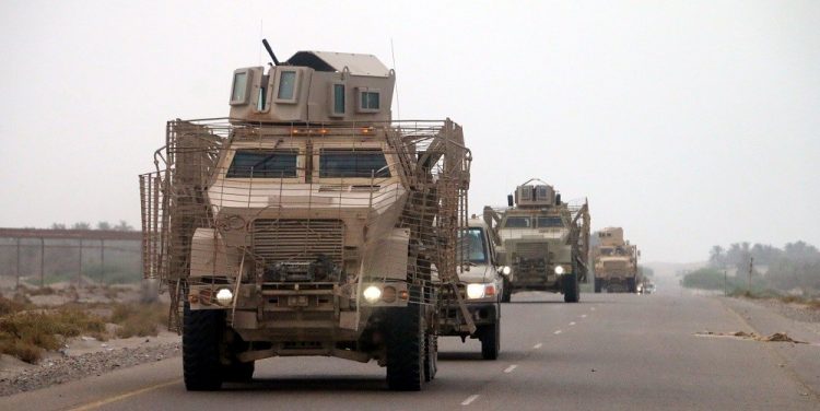 الامارات تواصل حشد ترسانتها العسكرية ضد الشرعية… وصول أكثر من 60 مدرعة إماراتية إلى عدن