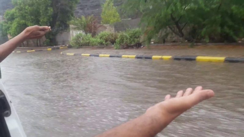 هطول امطار غزيرة على عدة مناطق في عدن