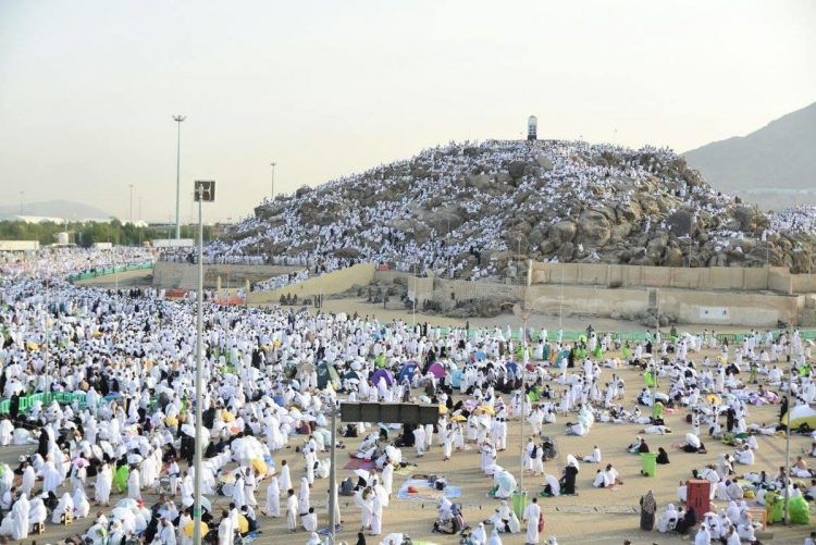 شاهد بالصور: حجاج بيت الله الحرام يتوافدون إلى صعيد عرفات