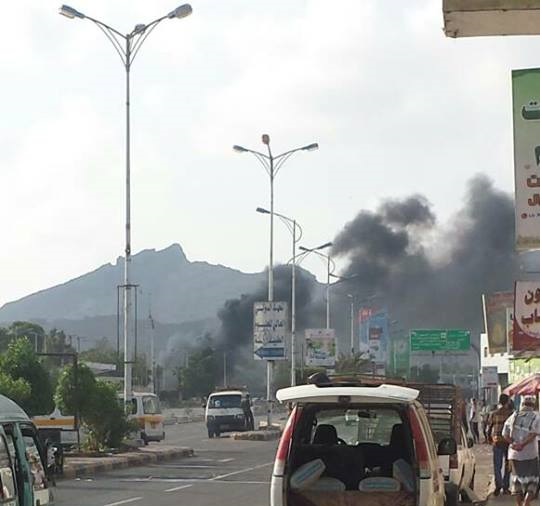 بالصور.. هجوم انتحاري بسيارة مفخخة يستهدف ادارة البحث الجنائي بعدن