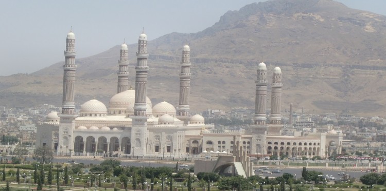 شاهد بالصورة الاسم الجديد لجامع “الصالح” الذي نصبه الحوثيون!!