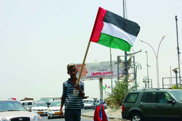 طفل يحمل العلم الاماراتي في عدن (ارشيفية)