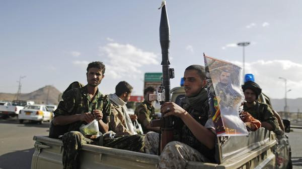 Houthi fighters holding weapons ride on the back of a patrol truck in Sanaa March 6, 2015. Yemen has plunged deeper into turmoil since the Iranian-backed Shi'ite Muslim Houthi group seized control of the capital in September last year. REUTERS/Khaled Abdullah (YEMEN - Tags: POLITICS CIVIL UNREST CONFLICT)