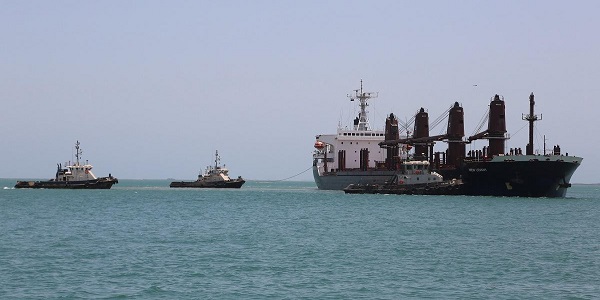 Tugboats are seen near a ship in the Red Sea port of Hodeidah, Yemen May 10, 2017. REUTERS/Abduljabbar Zeyad