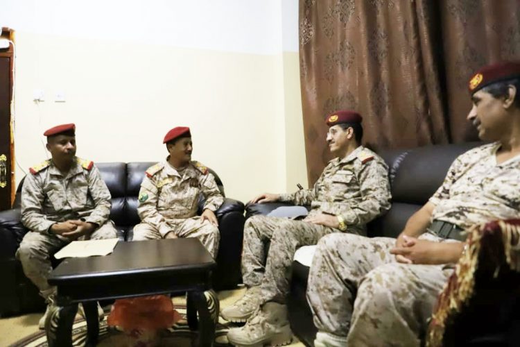 رئيس هيئة الاركان يناقش برامج التأهيل العسكري في المناطق العسكرية