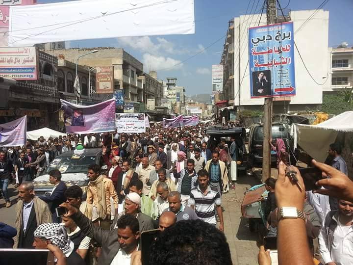 مواطنون في إب يشيعون جثمان الطفل الذي قتل برصاص مسلح حوثي وهو يلعب الكرة ويطالبون بإنهاء حكم المليشيا