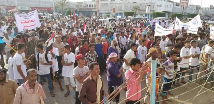 الان.. صيحات المحتشدون في ساحة العروض بعدن “لا انتقالي بعد اليوم”