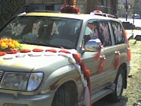 Houthis stop wedding procession in “Abu Hashim” point and shave brides hair after trying to pass to Marib