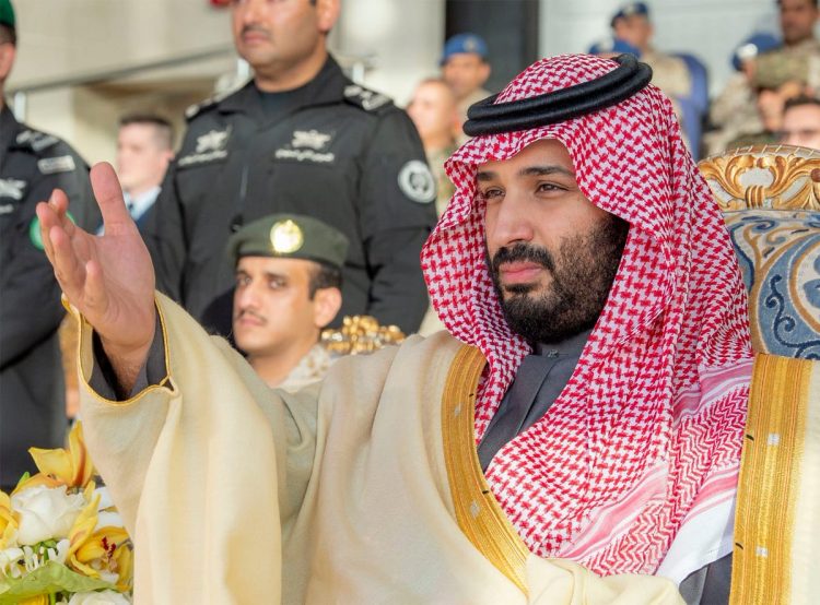 بالصور.. شاهد الامير محمد بن سلمان وسط الصقور السعودية