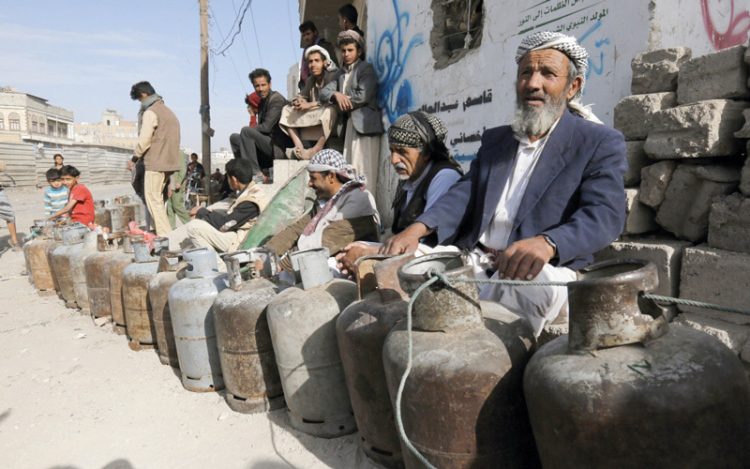 مليشيا الحوثي تجبر السكان على تعبئة استمارات مقابل منحهم أسطوانات غاز نصف فارغة