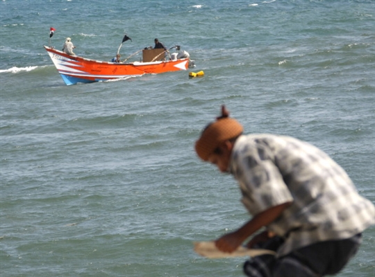 3 صيادين يمنيين يلقون حتفهم بسبب انقلاب قاربهم قبالة ساحل أبين