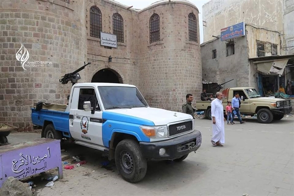 بعد عدة بلاغات.. الأجهزة الأمنية في تعز تلقي القبض على متهما بالسطو على المحلات التجارية