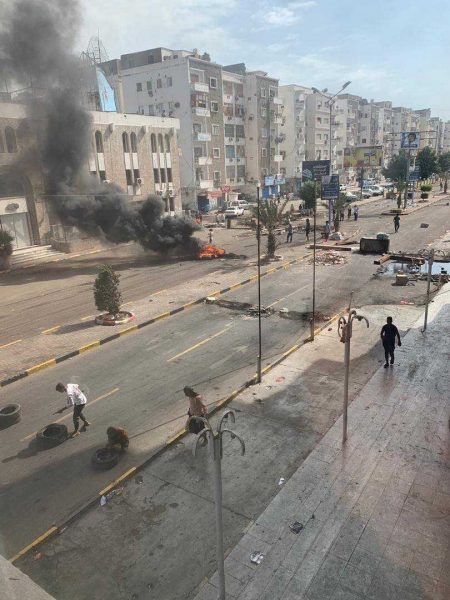 بعد تحول المظاهرات إلى اشتباكات مسلحة في عدن.. مسؤول أمني: سيتم تسليم قتلة “دنبع” اليوم