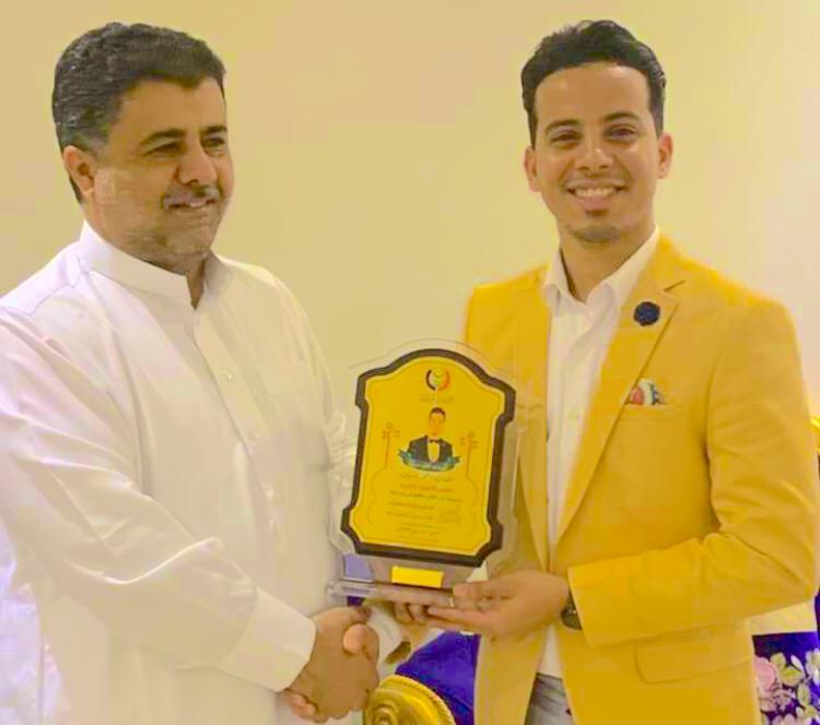 Sheikh Al-Eisy honores the artist Omar Yassin with the Southern Conference Shield