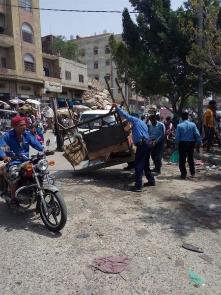 لإنهاء الإزدحامات.. شرطة المرور في تعز تزيل البسطات العشوائية