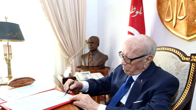 Tunisian President Beji Caid Essebsi sits at his desk at the Carthage Palace, in this handout picture obtained by Reuters on July 5, 2019, in Tunis, Tunisia. Tunisia Presidency/Handout via REUTERS ATTENTION EDITORS- THIS IMAGE HAS BEEN SUPPLIED BY A THIRD PARTY. NO RESALES. NO ARCHIVES