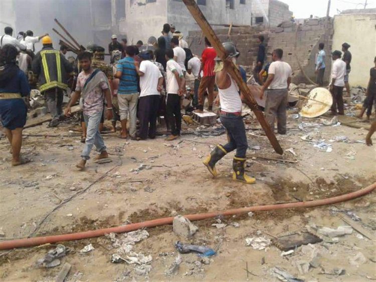 إحتراق عدد من المنازل وسقوط جرحى بانفجار مخزن أسلحة تابع لمليشيا الحوثي في الحديدة