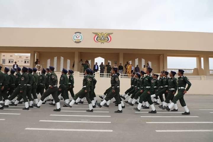 شهد عرضاً عسكرياً بدأ بالنشيد الوطني.. المحافظ البحسني يدشن المرحلة الثانية لكلية الشرطة بحضرموت