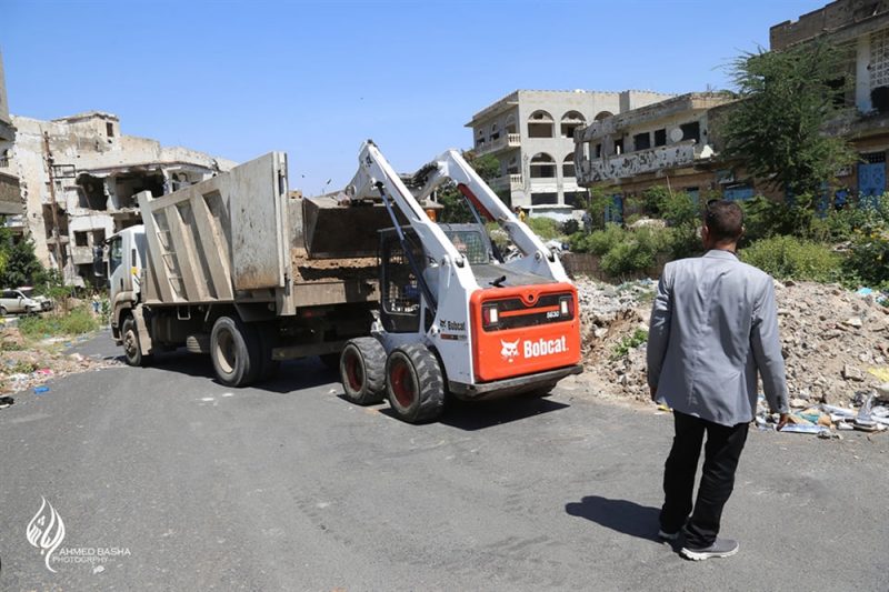 سلطات تعز تزيل السواتر الترابية استجابة لمبادرة فتح المنافذ والمليشيات ترفض