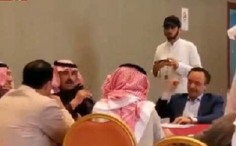 حوثيون في بلاط الملك السعودي.. اليمنيون يصبون جام غضبهم على ضابط سعودي بعد تصريحات “استفزازية”