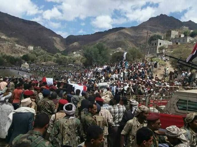 بالصور.. تشييع مهيب لجثمان العميد الركن عدنان الحمادي في تعز