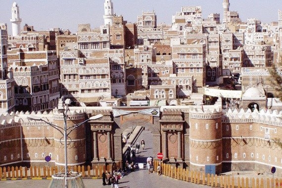 مليشيا الحوثي تسطو على أكثر من 40 منزلا تاريخي في صنعاء القديمة