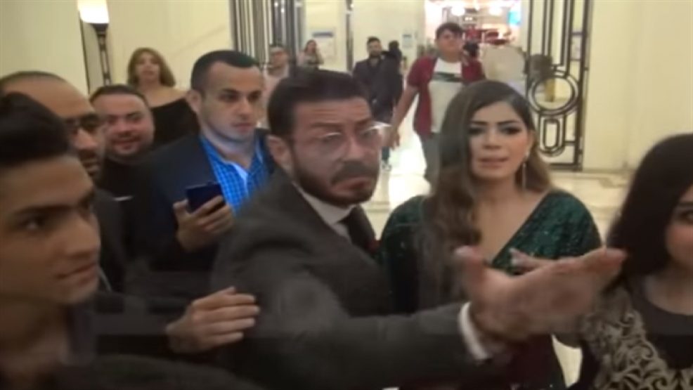 شاهد انفعال الفنان المصري ” احمد زاهر ” على معجبين حاولوا التقاط صورة مع ابنته