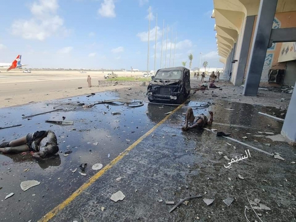 السلطة المحلية بحجه تدين الهجوم الإرهابي على مطار عدن وتؤكد الوقوف مع الحكومة