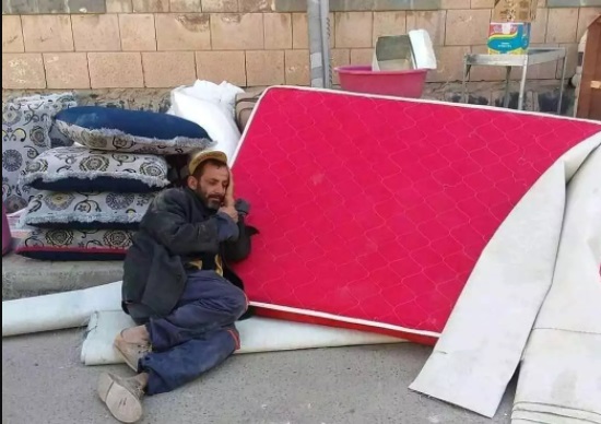 شاهد صورة من صنعاء تثير تعاطف وضجة كبيرة في اوساط اليمنيين