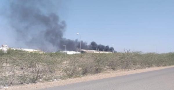 مليشيا الحوثي تقصف مصنع بطاريات غرب تعز واندلاع حريق هائل في المصنع