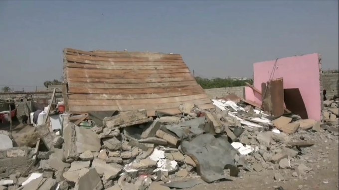 مليشيات الحوثي تدمر بقصف صاروخي 4 منازل في حي منظر بالحديدة