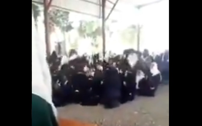 شاهد بالفيديو.. طالبات احدى المدارس في صنعاء يوجهن صفعة مدوية لمليشيات الحوثي