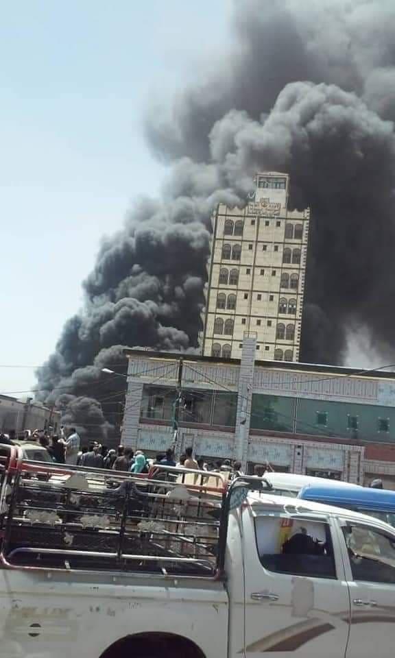 حريق هائل يلتهم سوق سوداء في صنعاء