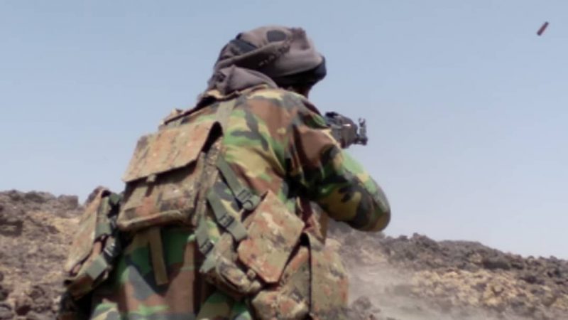 مصرع وإصابة عدد من عناصر مليشيا الحوثي بنيران قوات الجيش غربي مأرب