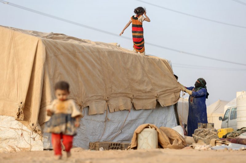 الخارجية اليمنية: ميليشيات الحوثي تتاجر بمعاناة اليمنيين وتنهب المساعدات وتستفيد من السوق السوداء