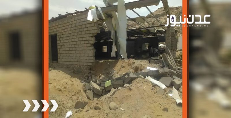 شاهد.. الصور الأولية لاستهداف معسكر اللواء الخامس بديرية مودي بمحافظة ابين