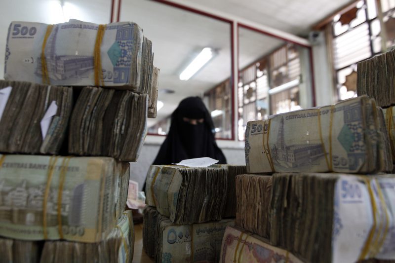 قيادي حوثي يوجه بإضافة صفر الى فئة نقدية معدنية وخبراء يحذرون من عملية تزوير قد تقضي على العملة اليمنية