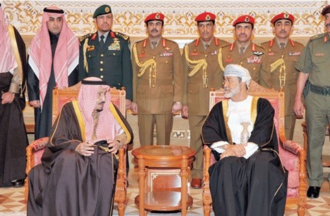 بعد ان بات من اعقد الملفات.. ما انعكاسات زيارة سلطان عمان إلى السعودية على ملف اليمن؟