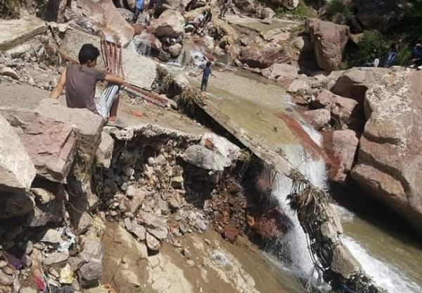 سيول الأمطار تعزل عدة قرى في إب وتسبب خراب كبير في الطرق والجسور