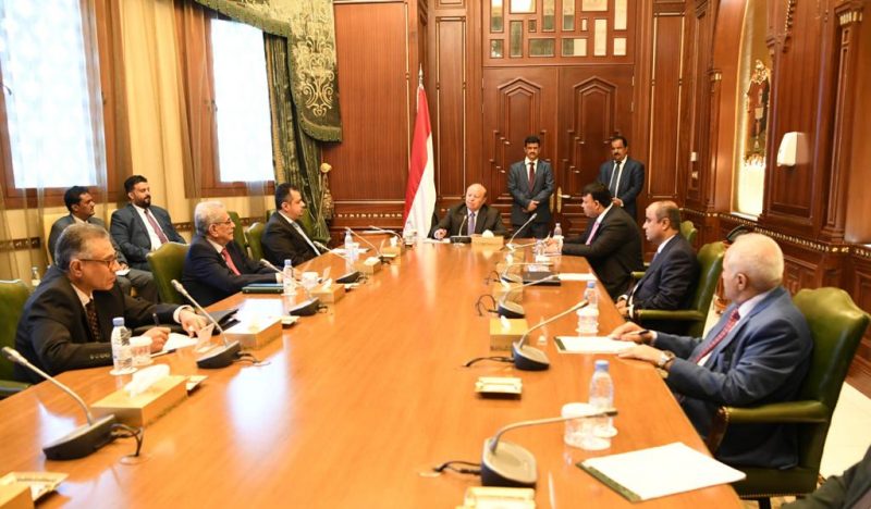 رئيس الجمهورية يوجه باتخاذ إجراءات حازمة ضد البنوك المتواطئة مع الحوثيين