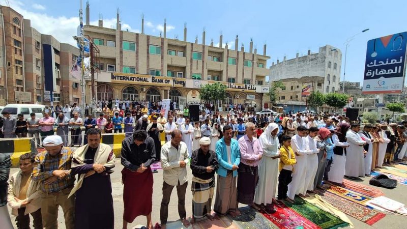 للشهر الرابع على التوالي.. متظاهرون في تعز يطالبون بإقالة جميع الفاسدين