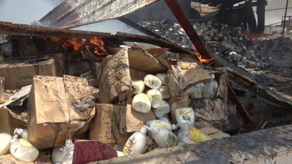 أضرار كبيرة في مخازن للمنظمات الإغاثية جراء قصف مليشيا الحوثي على ميناء المخا