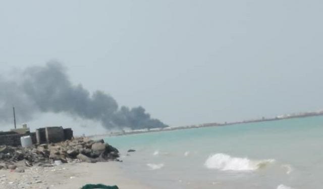 عاجل.. مليشيات الحوثي تستهدف ميناء المخاء بـ4 صواريخ بالستية و6 طائرات مسيرة (فيديو)