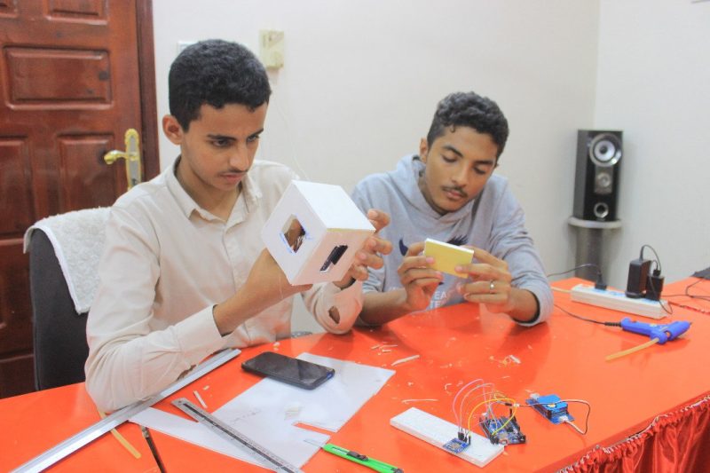 فريق يمني في البطولة العالمية للروبوت والذكاء الاصطناعي يطلق نموذج قمر صناعي